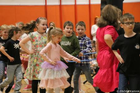 Otroci Osnovne šole Marije Vere Mi smo svet, mi smo otroci (52)